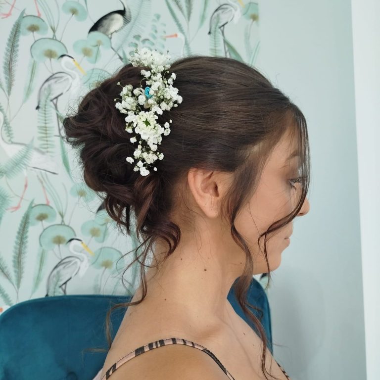 Peinado de novia con recogido clásico y acabado sofisticado en salón de belleza."
