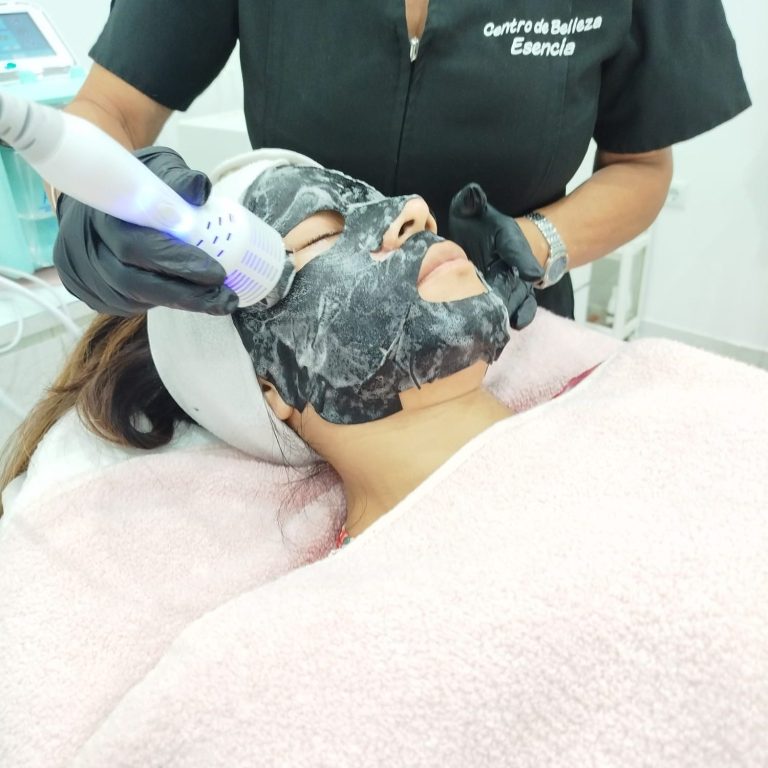 Tratamiento facial para el acné en mujer en centro de estética profesional Esencia."

"Limpieza y tratamiento facial antiacné para hombre 
