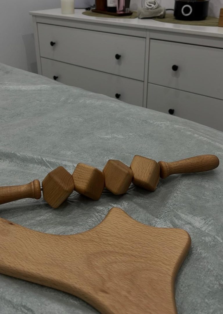 Cabinas y áreas de trabajo del centro de estética y peluquería Esencia, ambiente profesional y relajante."