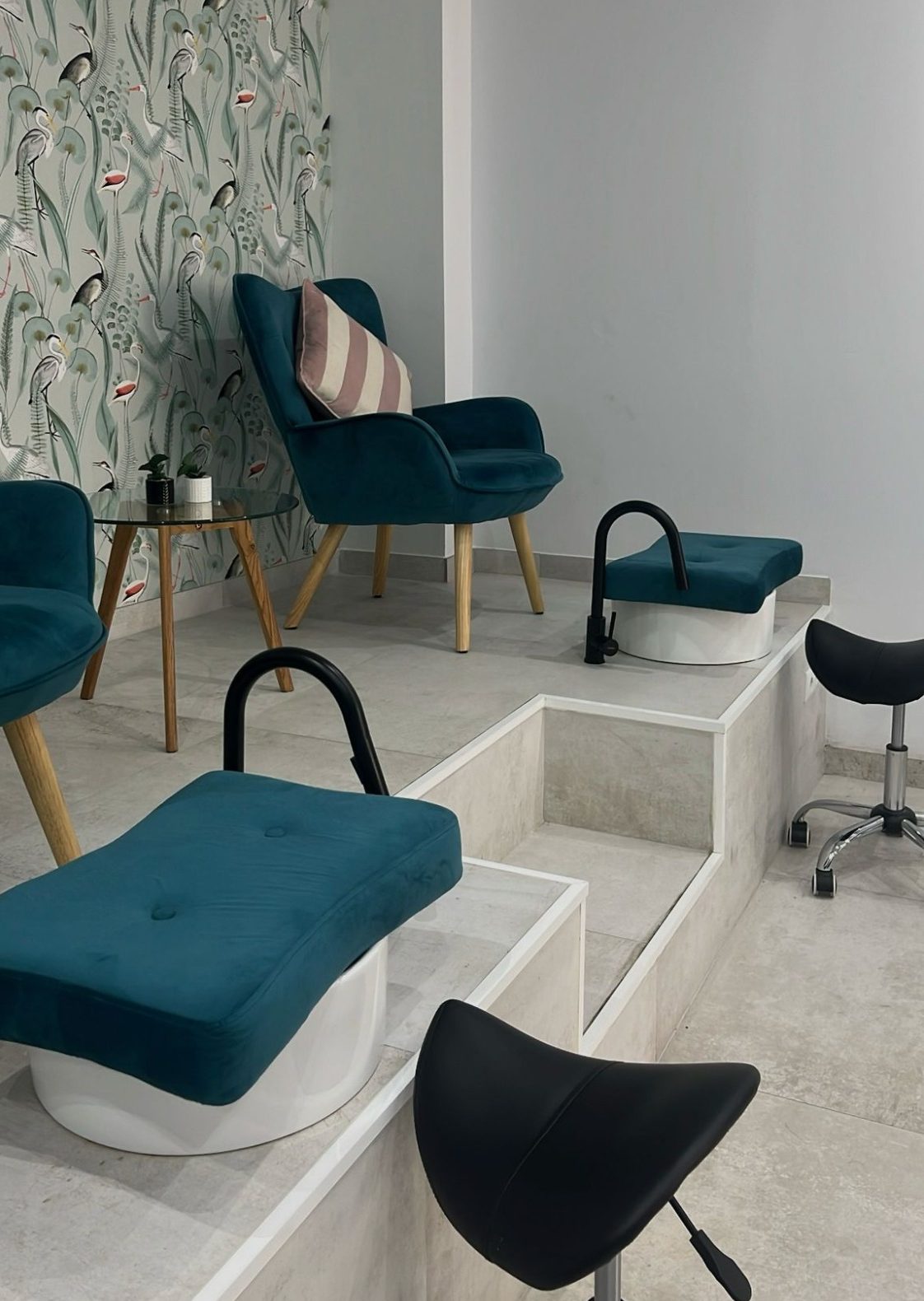 Cabinas y áreas de trabajo del centro de estética y peluquería Esencia, ambiente profesional y relajante."